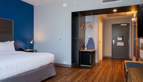 Habitación, 1 cama de matrimonio grande, accesible para personas con discapacidad (Roll-In Shower)