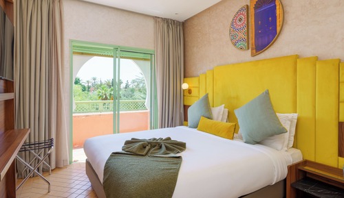 3 BEDROOM APARTMENT AND LIVING ROOM