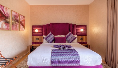 4 BEDROOM DUPLEX AND LIVING ROOM