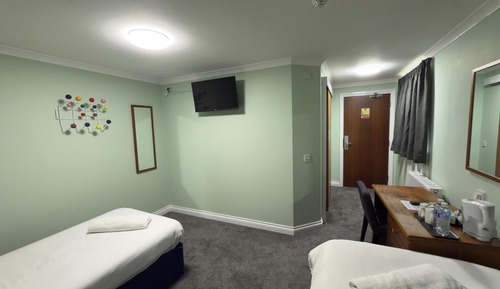 Habitación con 2 camas individuales, baño privado