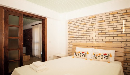 Apartamento de diseño, 1 cama de matrimonio grande con sofá cama, vistas al patio