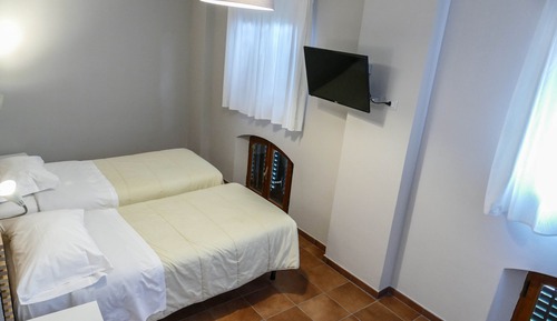 Habitación con 2 camas individuales, baño privado