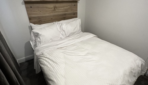 Chambre double avec cuisine et salle de bain communes