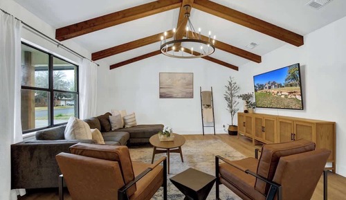 Casa, varias camas, bañera de hidromasaje, vistas a la ciudad (603 N Bowie St)