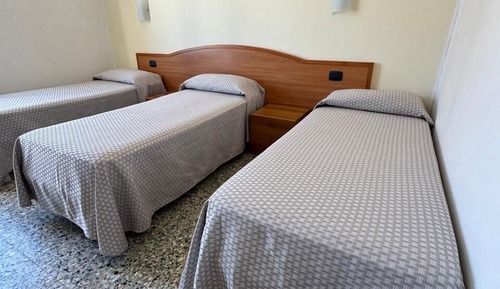 Habitación triple económica, vistas parciales al mar