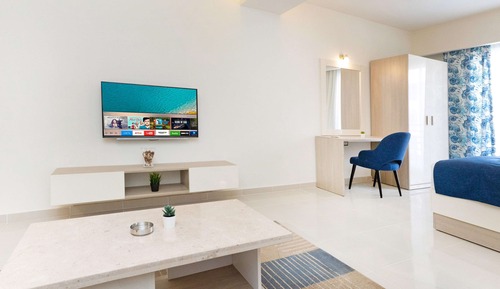 Estudio, vistas a la piscina