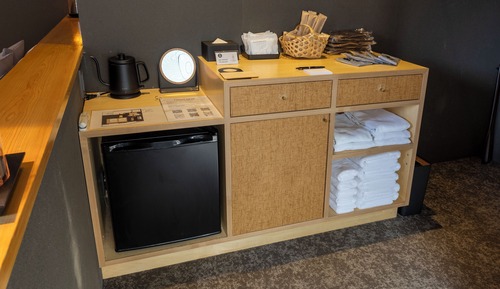 Habitación básica con 2 camas individuales