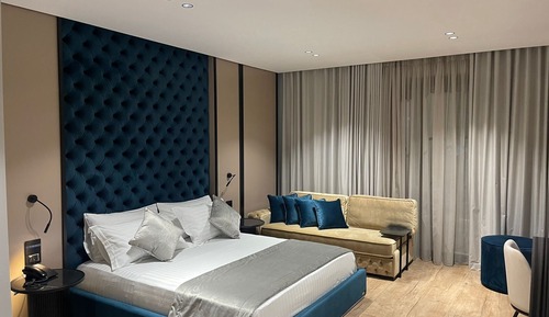 Habitación triple Deluxe, 1 cama de matrimonio grande con sofá cama