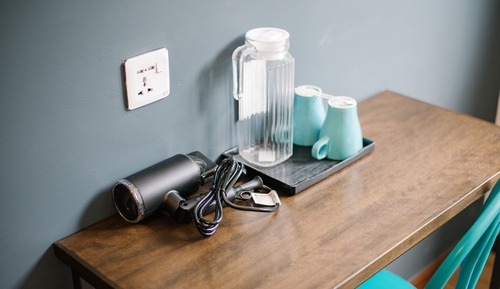 Habitación con 2 camas individuales, sin ventanas