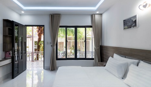 Habitación básica con 1 cama doble o 2 individuales, varias camas, patio