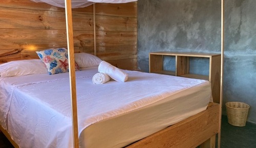 Habitación básica doble, vistas parciales al mar