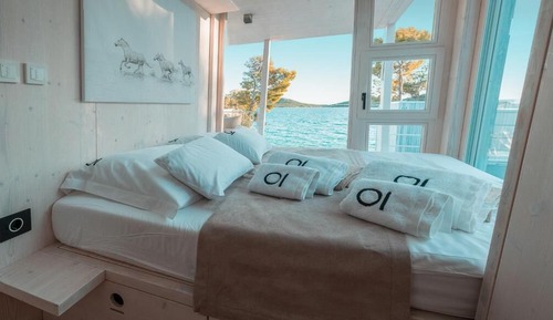 Deluxe Family Holiday Home with Pool Beachfront 1 and 3