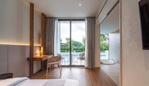 Grand Deluxe Pool Access