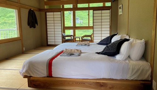 Habitación básica con 2 camas individuales