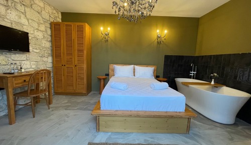 Habitación exclusiva, bañera, vistas a la piscina