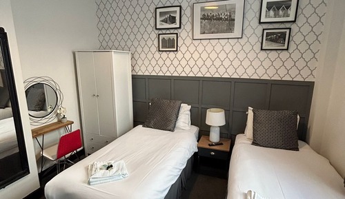 Habitación clásica con 2 camas individuales, baño privado (Room 5)