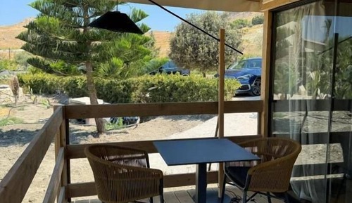 Tienda Deluxe, vistas al jardín, en edificio anexo