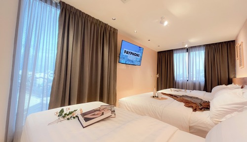 Estudio familiar, baño compartido