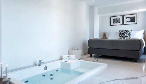 Suite de lujo, bañera de hidromasaje, vistas a la ciudad