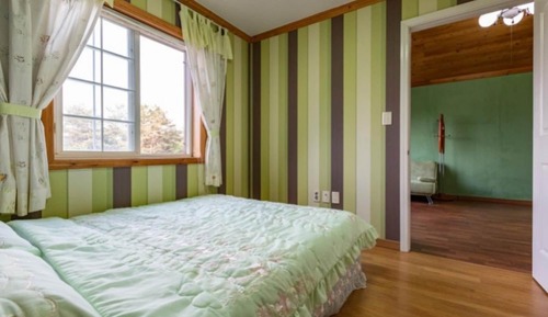 Room (Green (family room))