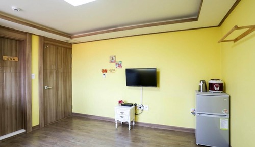 Room (Room 102 Dressing Room)