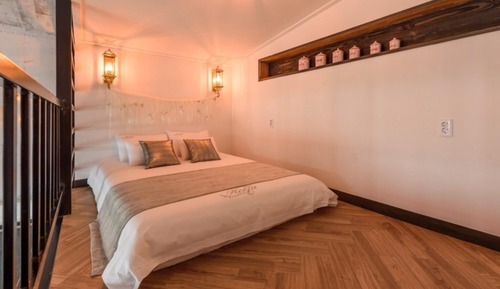 Room (C301 (Indoor Spa Duplex))