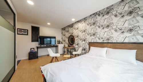 Room (B-201 (2nd floor))