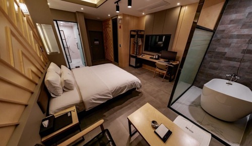 Room (BLIND CURTAIN 203)