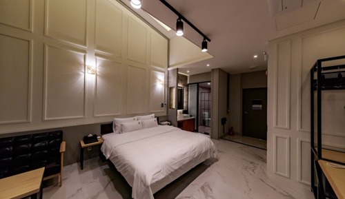 Room (BLIND CURTAIN 207)