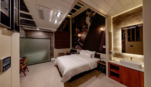 Room (BLIND CURTAIN 209)