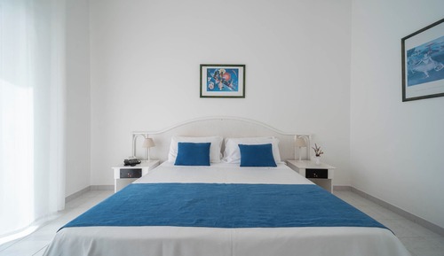 Habitación superior con 1 cama doble o 2 individuales, balcón, vistas al mar