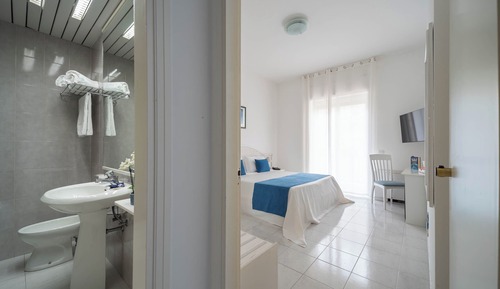 Habitación Confort con 1 cama doble o 2 individuales, 1 habitación, vistas parciales al mar