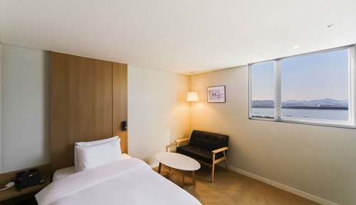 Room (Deluxe Twin B (Free Netflix Ocean Vie)