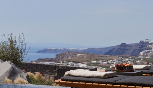 Deluxe Suite with Heated Pool and Caldera View