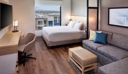 Habitación, 1 cama de matrimonio grande con sofá cama (Roll-In Shower)