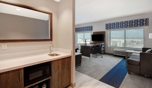 Estudio, 1 cama de matrimonio grande, frigorífico y microondas (Wet bar)