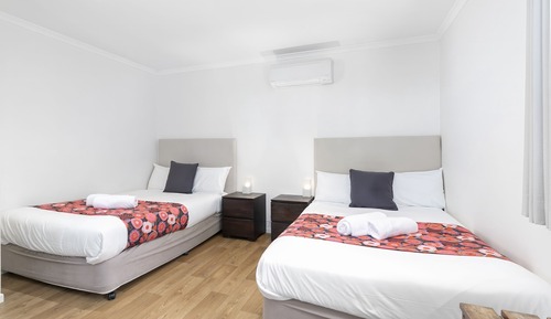 Villa (Poolside Queen Twin)