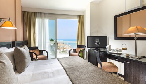 Habitación cuádruple, vistas parciales al mar