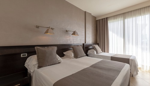 Habitación triple, vistas parciales al mar