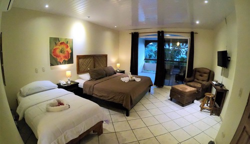 Estudio superior, varias camas, balcón, vistas a la playa