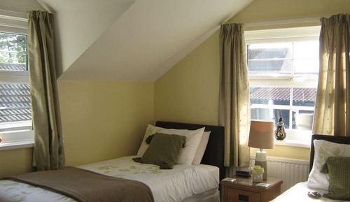 Habitación con 2 camas individuales, baño privado