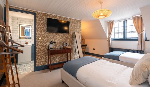 Habitación con 2 camas individuales, baño privado