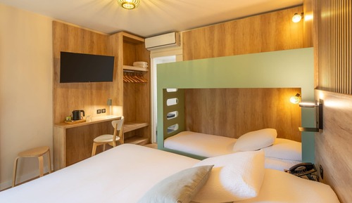 Habitación familiar, varias camas, vistas al jardín, planta baja