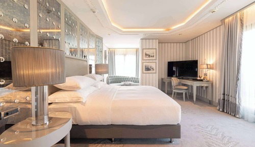 Habitación, 1 cama de matrimonio grande, bañera de hidromasaje, vistas al puerto deportivo (Corner)