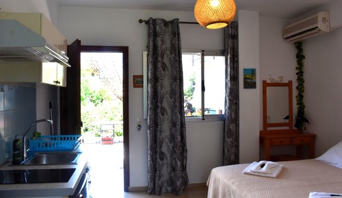 Estudio, vistas al jardín