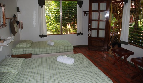 Habitación con 2 camas individuales, 2 camas individuales (Twin with Fan- Adults Only)