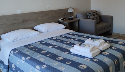 Habitación con 1 cama doble o 2 individuales, vistas parciales al mar