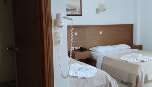 Habitación triple, vistas parciales al mar