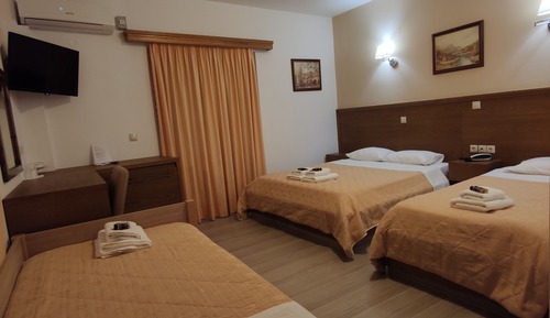 Habitación cuádruple, vistas parciales al mar