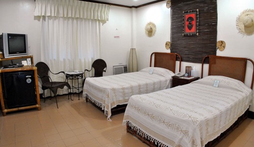 Habitación superior con 2 camas individuales, vistas al jardín ( 2F )